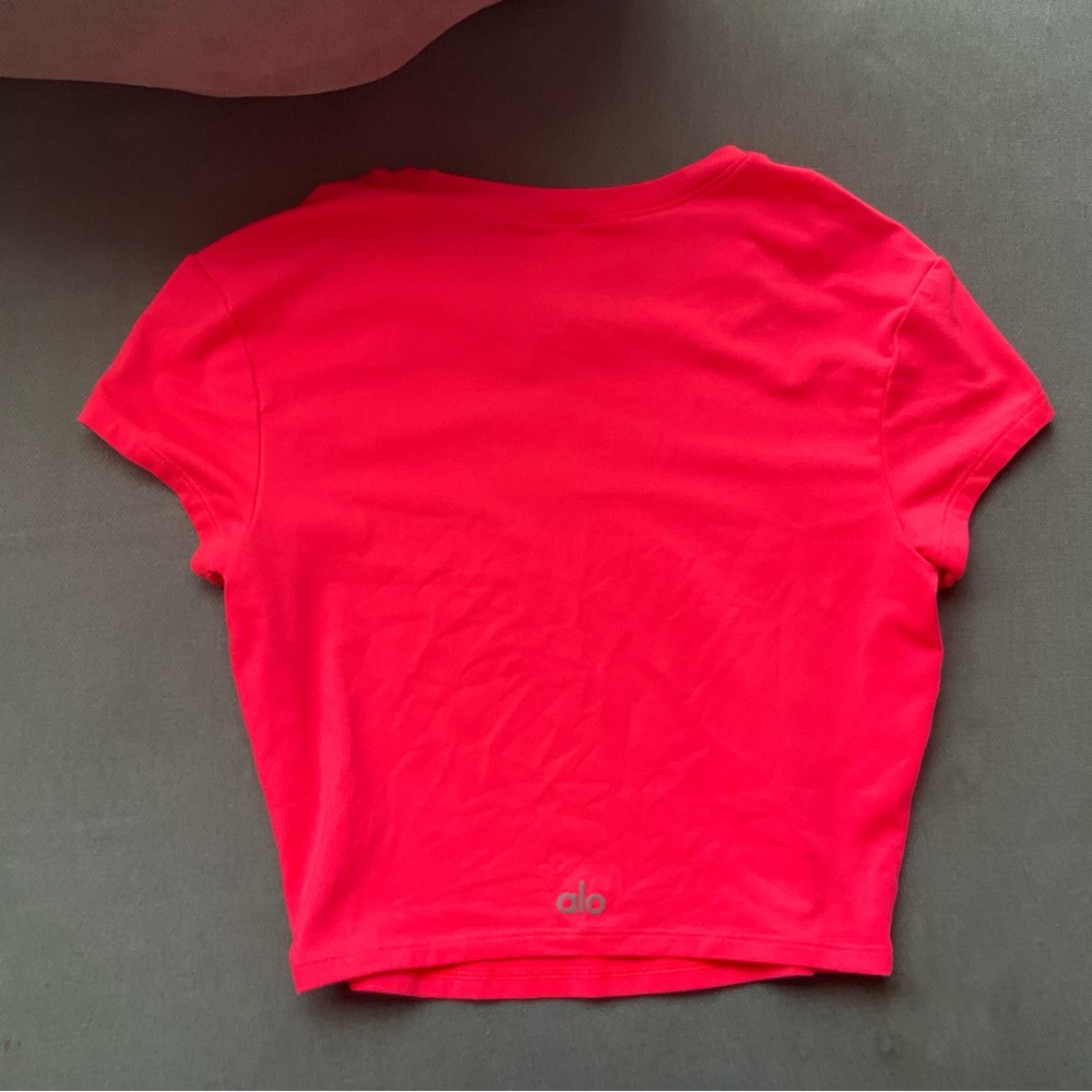 Alo Yoga Alosoft Crop Finesse Short Sleeve Fluorescent Pink Coral XS - Picture 7 of 7